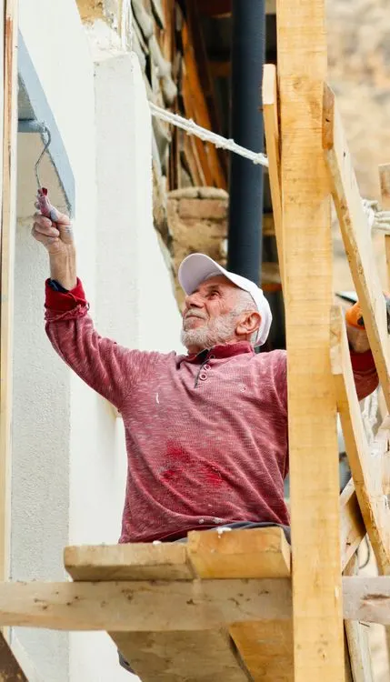 Peintre artisan sur échafaudage, Decamps Peinture Quimperlé